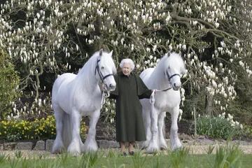 La reina Isabel II sostiene a sus ponis Fell, Bybeck Nightingale (derecha) y Bybeck Katie, el 20 de abril de 2022