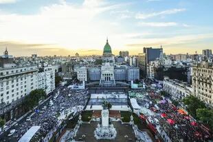 Debate por la ley sobre el aborto en diputados. Vista aérea de la Plaza del Congreso con manifestantes verdes y celestes el 10 de diciembre de 2020