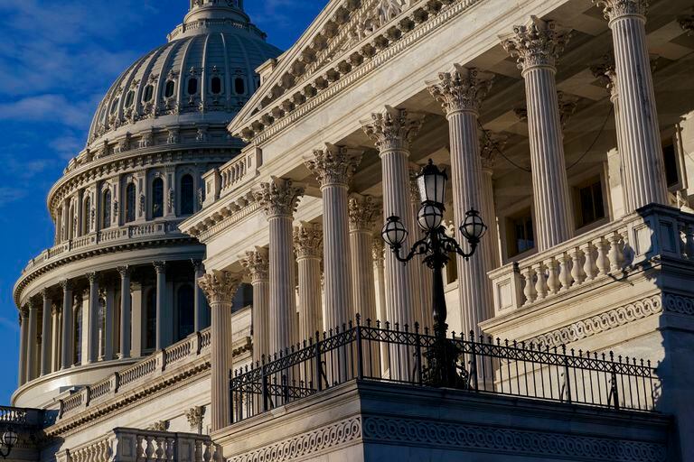 La luz de la mañana ilumina el ala del Senado del Capitolio, el 3 de diciembre de 2021, en Washington. (AP Foto/J. Scott Applewhite, Archivo)