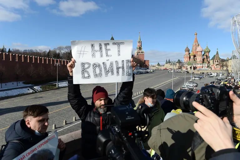 Protesta en contra de la invasión rusa de Ucrania, en Moscú. Los rusos podrían rebelarse definitivamente contra su líder y sacarlo del poder

