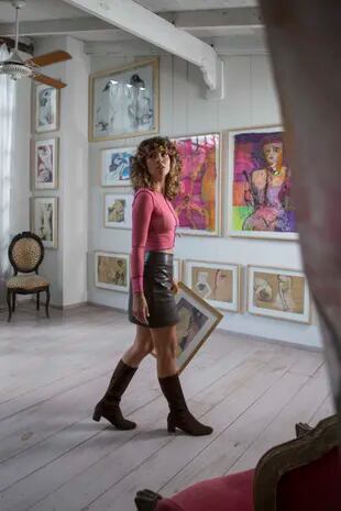 Zavaleta recorre la galería de arte armada en uno de los ambientes de la casa. 