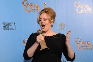 Adele y su Globo de Oro...¿estará ensayando para los Oscars?