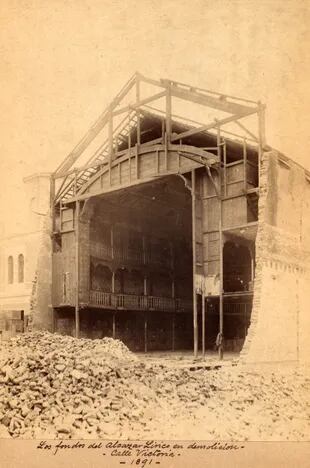Demolición del teatro Alcázar Lírico para la apertura de la Avenida de Mayo en 1891.