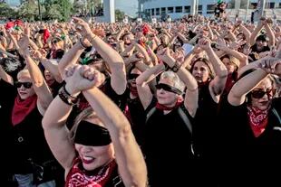 Miles de mujeres interpretaron "El violador eres tú" afuera del Estadio Nacional