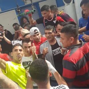 En la cárcel, junto a los internos: El Roña Castro les cuenta la disciplina que exige el boxeo profesional