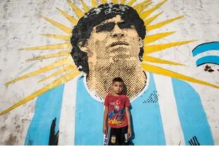 En Villa Fiorito, Maradona no es una figura omnipresente en pintadas, murales, placas y altares: su rostro apenas ilustra las paredes de alguna canchita de fútbol