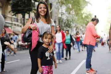 Adriana Flores, 30, Emma de 4, venezolanas. "Vinimos porque en Argentina he sentido el empoderamiento femenino hermoso, y para apoyar el aborto legal, la violencia contra la mujer, y sentirnos acompañadas"