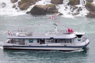 Una embarcación canadiense con apenas seis turistas recorre las cataratas del Niágara; los empresarios locales están preocupados por las ventajas de sus vecinos estadounidenses