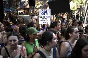 El inusual grito en el cierre de uno de los actos por el 8M, que volvieron a congregar a miles de mujeres