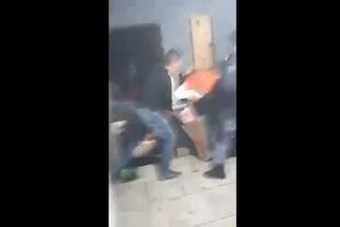 Imagen de video de la brutal agresión de la policía a integrantes de la comunidad qom en el Chaco