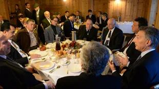 Macri y Massa (a la derecha), esta mañana en Davos, en un desayuno con empresarios