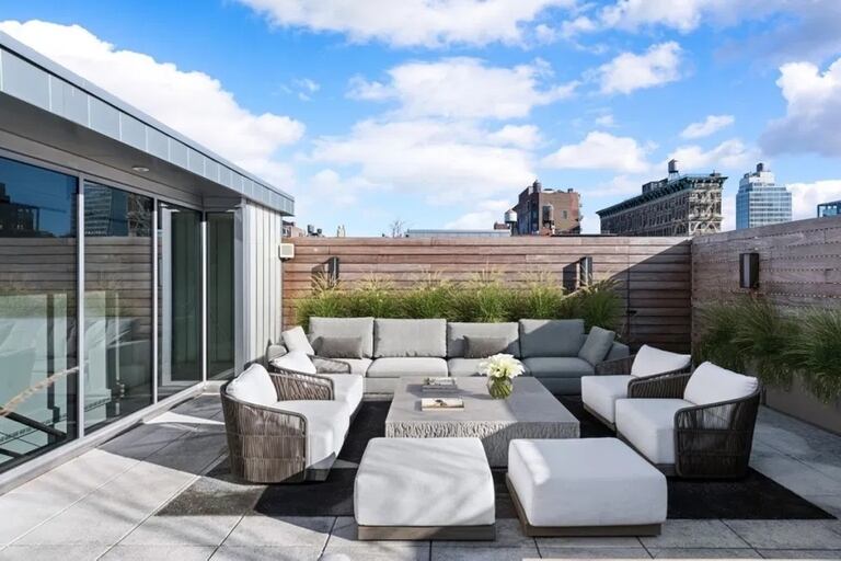 La propiedad también cuenta con una espaciosa terraza privada para disfrutar al aire libre