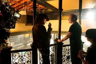 Tarantino habla con Leo DiCaprio caracterizado en el set de Once Upon a Time in Hollywood