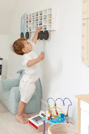 "La habitación de Basti está inspirada en la filosofía del método Montessori. Todos los muebles y sus juguetes están a su altura y al alcance de su mano. Es su espacio”, dice la modelo. 