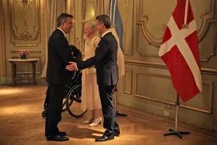 La reina Margarita II de Dinamarca y el príncipe Federico saludaron al secretario de Agroindustria, Luis Miguel Etchevehere.