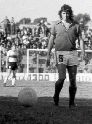 Central Córdoba fue el club de su vida; aquí, en un partido contra Almagro, en 1974