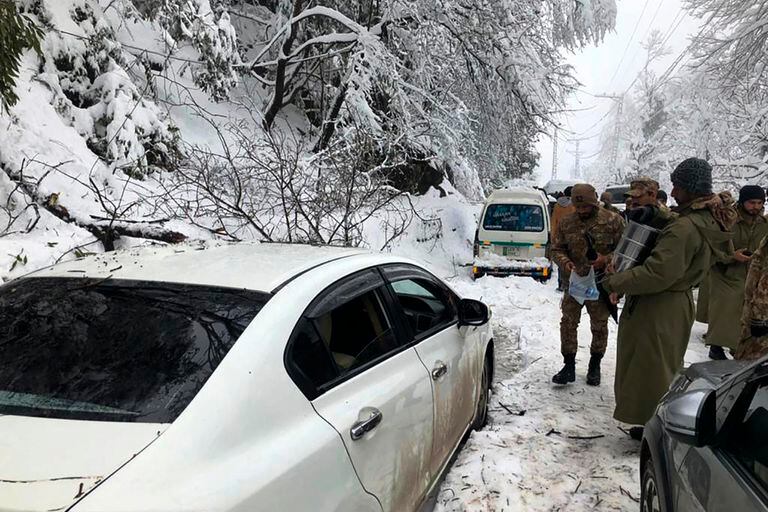 En esta fotografía facilitada por Inter Services Public Relations, soldados de ejército de Pakistán participan en una operación de rescate luego de una nevada fuerte en Murree, 45 kilómetros (28 millas) al norte de la capital paquistaní de Islamabad, el sábado 8 de enero de 2022. (Inter Services Public Relations vía AP)