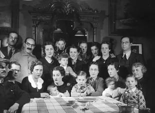 Los Dassen a pleno en el edificio de Alsina (ca. 1937). De pie, el segundo de izquierda a derecha es Claro Cornelio. En el extremo opuesto, la última de la derecha, sentada, su esposa Elisa Morales Claudeville con su nieto Marcelo Castro Dassen.