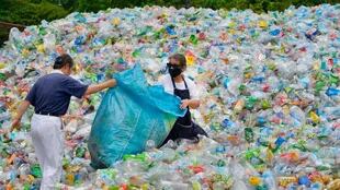 Solo en Reino Unido se liberan hasta 53 mil millones de nurdles anuales, la misma cantidad que se necesitaría para hacer 88 millones de botellas de plástico.