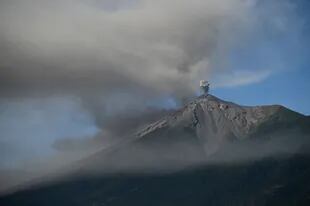 El volcán de Fuego, uno de los tres activos de Guatemala, ha entrado nuevamente en erupción tras un incremento de su actividad durante los últimos días
