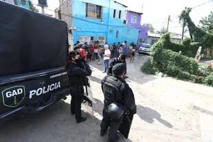 Diez personas fueron detenidas esta tarde en allanamientos realizados en el asentamiento Puerta 8, en el partido de Tres de Febrero, en el marco de la investigación por la venta de una partida de cocaína en mal estado