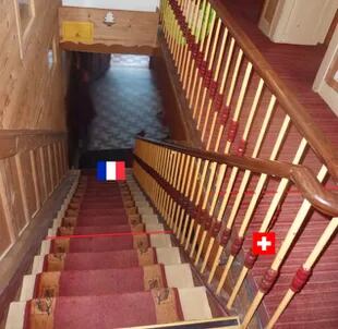 Escaleras abajo es Francia, y subiendo unos escalones más se considera territorio suizo