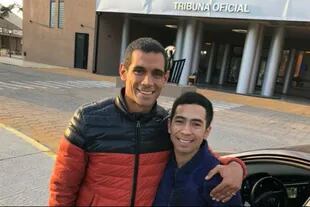 José Sand y William Pereyra, en el hipódromo; el goleador aconsejó al jinete inscribirse en la escuela de aprendices cuando trabajaba en Corrientes