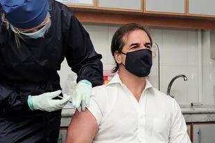Imagen difundida por la presidencia uruguaya que muestra al presidente Luis Lacalle Pou siendo inoculado con la vacuna CoronaVac, desarrollada por el laboratorio chino Sinovac, en el Hospital Maciel de Montevideo el 29 de marzo de 2021, en medio de la pandemia del nuevo coronavirus