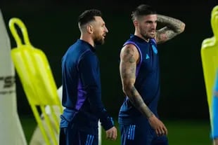 El último entrenamiento de la selección argentina antes de las semifinales: Lionel Messi conversa con Rodrigo de Paul