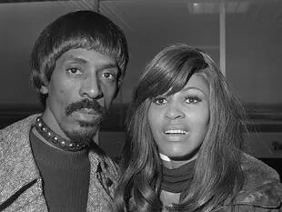Tina Turner y su esposo Ike, con quien vivió "calvario tras calvario"