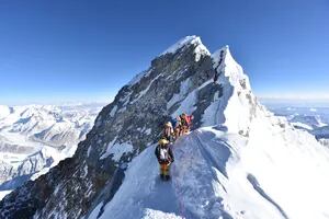 Estaba perdido y agarrado a una cuerda en la “zona de la muerte” de la montaña más alta del mundo cuando un guía le salvó la vida
