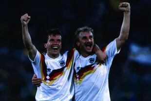 Los festejos alemanes tras la final de Italia 90: Lothar Matthäus y Rudi Völler