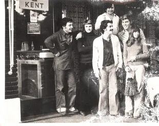Jóvenes de zona norte, afuera del kiosco de la familia Salvucci, en algún momento de la década de los 60.