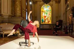 Margarita Bali en "Existir la vejez", presentada por la Bienal de Performance en el Salón Dorado del Teatro Colon