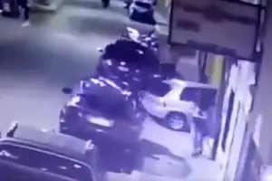 Chocó su auto contra un boliche porque lo echaron e hirió de gravedad a una persona