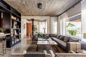 Un patio tropical, materiales puros y líneas modernas en la casa de una familia de arquitectos