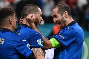 La celebración con su compañero de zaga Leonardo Bonucci durante la última Eurocopa