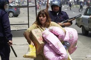 Una mujer escapa con mercancía de un supermercado en Moreno, ante la vista de la policía