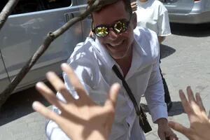 Ricky Martin se mostró feliz en Buenos Aires y saludó a sus fans en la puerta del hotel