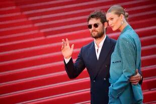 Alex Pettyfer and Toni Garrn wave to the cameras before the screening of Triangle of Sadness