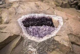 Las piedras preciosas se formaron hace millones de años dentro del basalto.