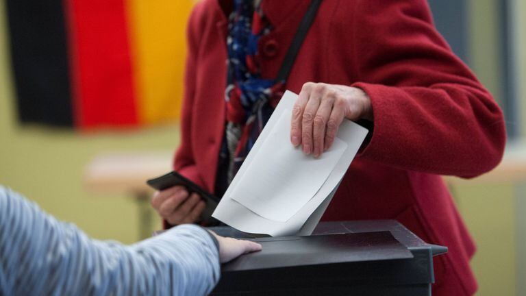 Los alemanes votan en unas elecciones que confirmarían a Merkel 16 años en el poder