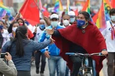 Ecuador cierra una campaña desconcertante y con un ojo puesto en el ballottage