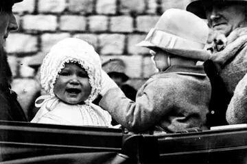 La princesa Isabel (a la izquierda) pasea por los terrenos del castillo de Windsor con su primo Gerald Lascelles en Windsor, Inglaterra, en 1927
