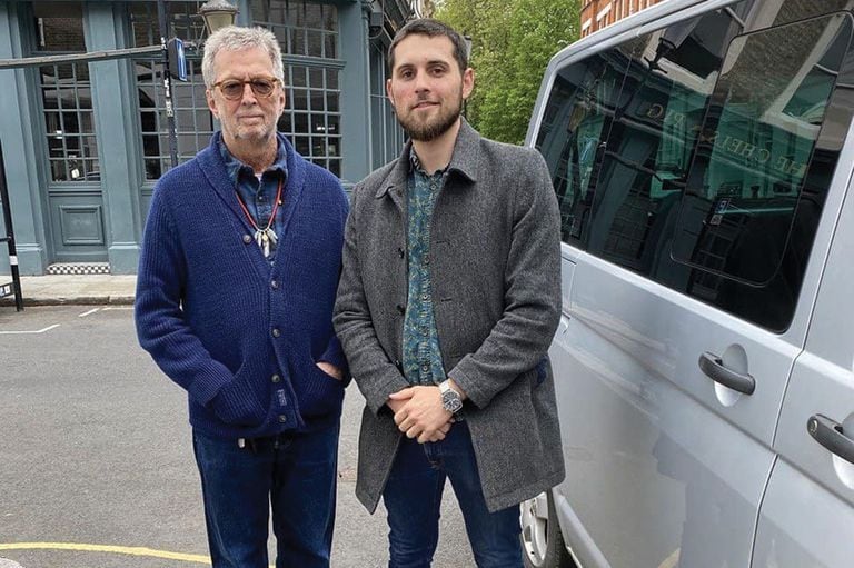 Clapton con el fundador de Jam for Freedom, Cambel McLaughlin. El grupo toca para difundir su mensaje “pro libertad sanitaria”. Clapton les dio dinero y les ofreció su camioneta para salir a tocar