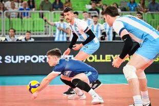 Santiago Danani busca la pelota, mientras sus compañeros lo observan durante el partido que Argentina perdió con Irán por el Mundial de vóleibol.