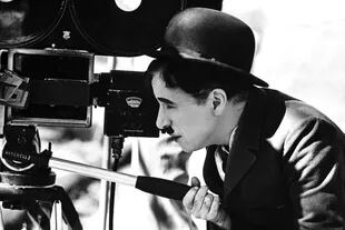 Charles Chaplin detrás de escena filmando Tiempos Modernos en 1936