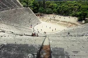 El teatro griego que sigue funcionando después de casi 2400 años