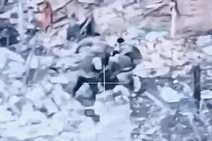 Filtran un video en el que soldados rusos atacan brutalmente a uno de los suyos