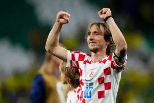 Luka Modric celebra la victoria de Croacia por penales ante Brasil en los cuartos de final del Mundial, el viernes 9 de diciembre de 2022, en Rayán, Qatar. (AP Foto/Manu Fernández)